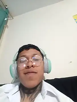 Snapshot of Bonchan_1027 chatting on 05-20-26, 01:45 Bonchan 1027 online show from 05-20-26, 01:45