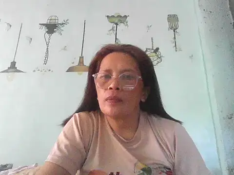 Snapshot of momshe2026 chatting on 05-27-26, 05:59 momshe2026 online show from 05-27-26, 05:59