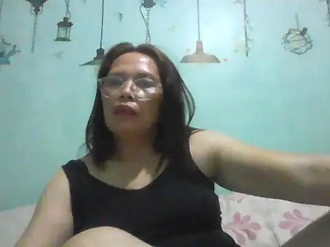 Snapshot of momshe2026 chatting on 05-30-26, 08:06 momshe2026 online show from 05-30-26, 08:06
