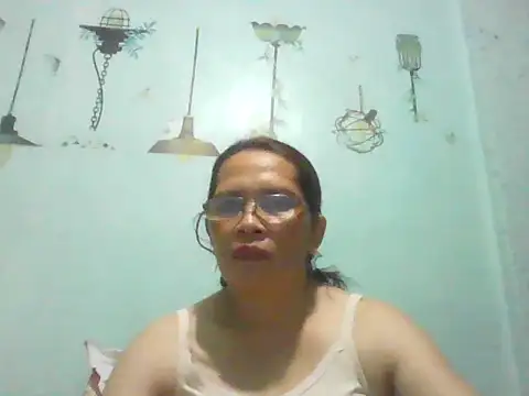 Snapshot of momshe2026 chatting on 06-10-26, 01:54 momshe2026 online show from 06-10-26, 01:54