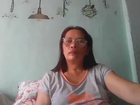 Snapshot of momshe2026 chatting on 06-13-26, 07:50 momshe2026 online show from 06-13-26, 07:50