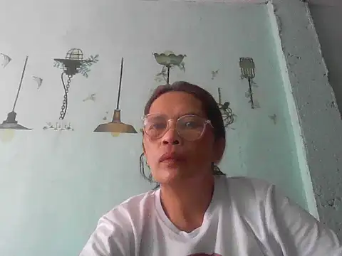 Snapshot of momshe2026 chatting on 06-14-26, 07:10 momshe2026 online show from 06-14-26, 07:10