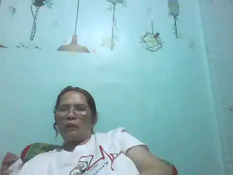 Snapshot of momshe2026 chatting on 06-15-26, 01:02 momshe2026 online show from 06-15-26, 01:02