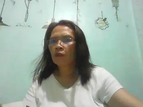 Snapshot of momshe2026 chatting on 06-18-26, 01:15 momshe2026 online show from 06-18-26, 01:15