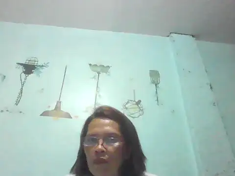 Snapshot of momshe2026 chatting on 06-27-26, 12:44 momshe2026 online show from 06-27-26, 12:44