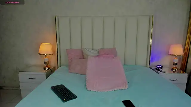 Snapshot of KaylaDavies chatting on 06-19-26, 08:34 KaylaDavies online show from 06-19-26, 08:34