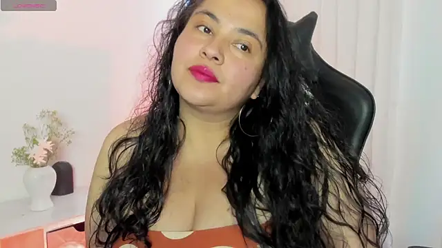 Snapshot of JadeBellee chatting on 05-25-26, 04:46 JadeBellee online show from 05-25-26, 04:46