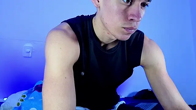 Snapshot of Luke_Muscle chatting on 05-25-26, 01:06 Luke Muscle online show from 05-25-26, 01:06