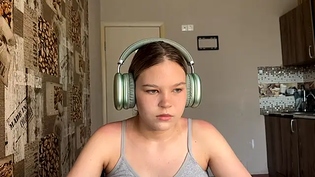Snapshot of HellyRay chatting on 06-18-26, 02:54 HellyRay online show from 06-18-26, 02:54