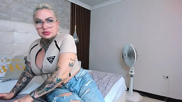 Snapshot of ArianaMora chatting on 05-23-26, 12:53 ArianaMora online show from 05-23-26, 12:53