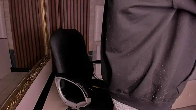 Snapshot of AngeloBocellii chatting on 07-02-26, 01:39 AngeloBocellii online show from 07-02-26, 01:39