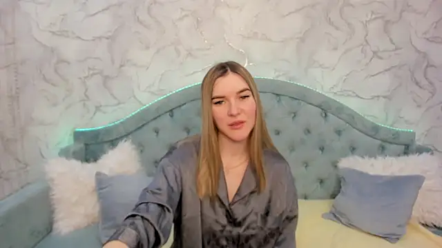 Snapshot of RoxyReignn chatting on 05-23-26, 04:29 RoxyReignn online show from 05-23-26, 04:29