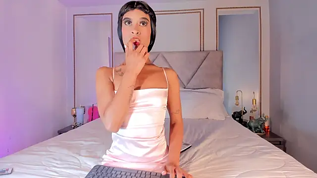 Snapshot of NicoleeJoness chatting on 06-12-26, 04:11 NicoleeJoness online show from 06-12-26, 04:11