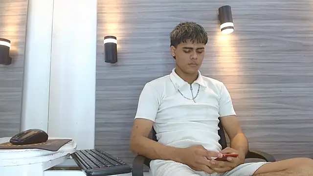 Snapshot of LeleHott01 chatting on 06-24-26, 02:32 LeleHott01 online show from 06-24-26, 02:32