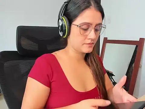 Snapshot of Emilia_Funnyy chatting on 07-06-26, 03:03 Emilia Funnyy online show from 07-06-26, 03:03