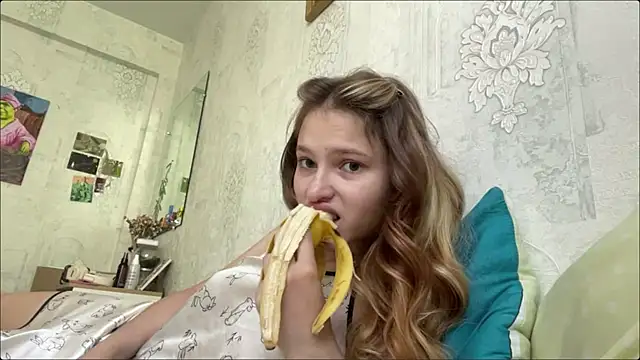 Snapshot of HeIen_cute chatting on 06-30-26, 06:25 HeIen cute online show from 06-30-26, 06:25