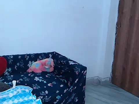 Snapshot of Sensual-bella chatting on 05-31-26, 03:47 Sensual-bella online show from 05-31-26, 03:47