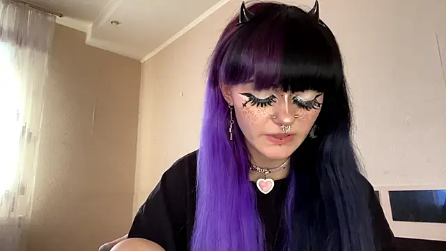 Snapshot of HolyCute chatting on 06-15-26, 04:20 HolyCute online show from 06-15-26, 04:20