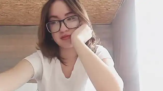 Snapshot of OliviaMoment chatting on 05-30-26, 09:17 OliviaMoment online show from 05-30-26, 09:17