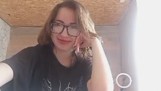 Snapshot of OliviaMoment chatting on 06-13-26, 09:18 OliviaMoment online show from 06-13-26, 09:18