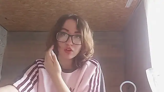 Snapshot of OliviaMoment chatting on 06-20-26, 08:17 OliviaMoment online show from 06-20-26, 08:17