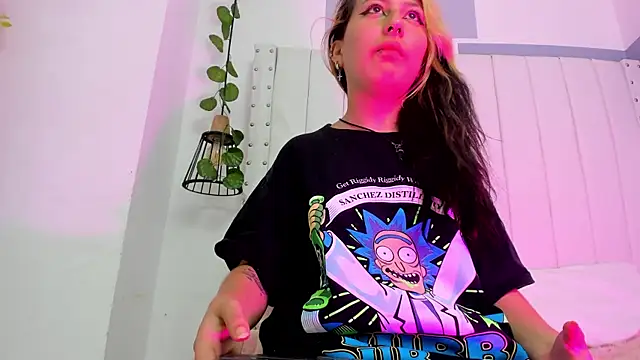 Snapshot of BellaJonnson chatting on 06-13-26, 01:31 BellaJonnson online show from 06-13-26, 01:31