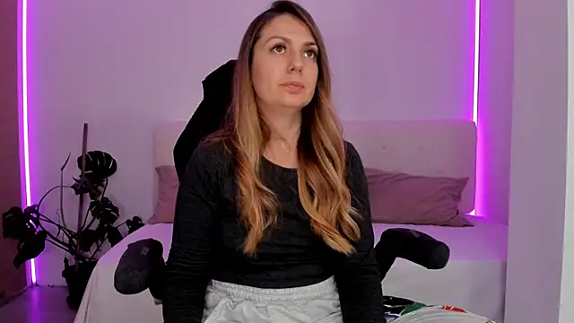 LindaWhite  online show from 11-07-25, 05:02