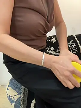 Snapshot of honghong_mother chatting on 07-16-26, 12:55 honghong mother online show from 07-16-26, 12:55