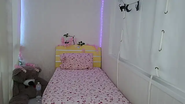 Snapshot of EmyHills chatting on 06-14-26, 03:58 EmyHills online show from 06-14-26, 03:58