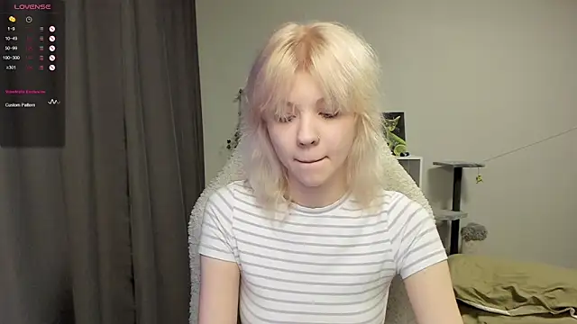 Snapshot of voguecaroline chatting on 07-19-26, 08:23 voguecaroline online show from 07-19-26, 08:23