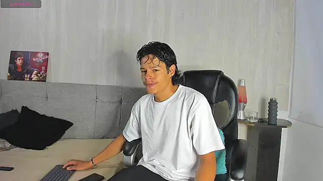 Snapshot of tommyhot7 chatting on 06-25-26, 08:35 tommyhot7 online show from 06-25-26, 08:35