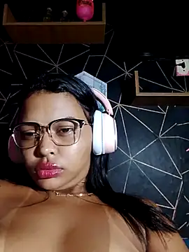 Snapshot of Silmara21 chatting on 06-05-26, 05:03 Silmara21 online show from 06-05-26, 05:03