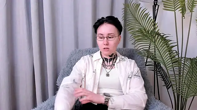 Snapshot of LeonOsbey chatting on 06-03-26, 02:08 LeonOsbey online show from 06-03-26, 02:08