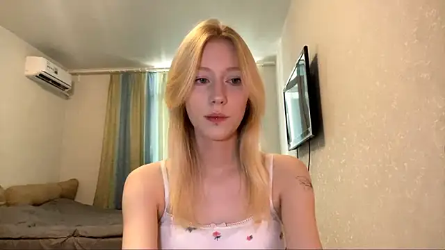 Snapshot of BossedFrog chatting on 07-12-26, 12:18 BossedFrog online show from 07-12-26, 12:18
