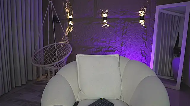 Snapshot of AlegraBrown chatting on 06-18-26, 04:57 AlegraBrown online show from 06-18-26, 04:57