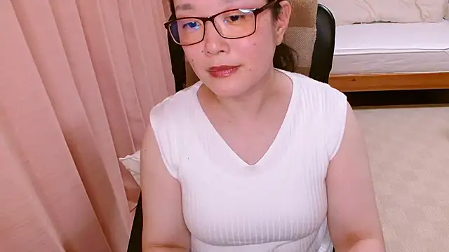 Snapshot of LENA-xo chatting on 06-16-26, 03:58 LENA-xo online show from 06-16-26, 03:58