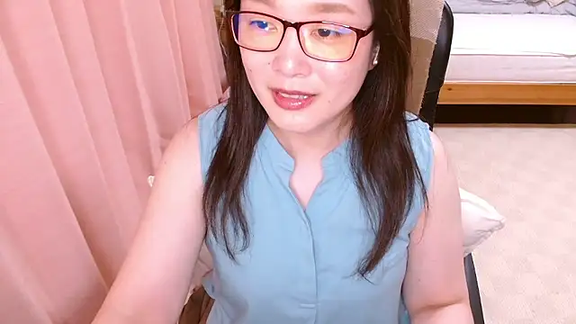 Snapshot of LENA-xo chatting on 06-21-26, 06:38 LENA-xo online show from 06-21-26, 06:38