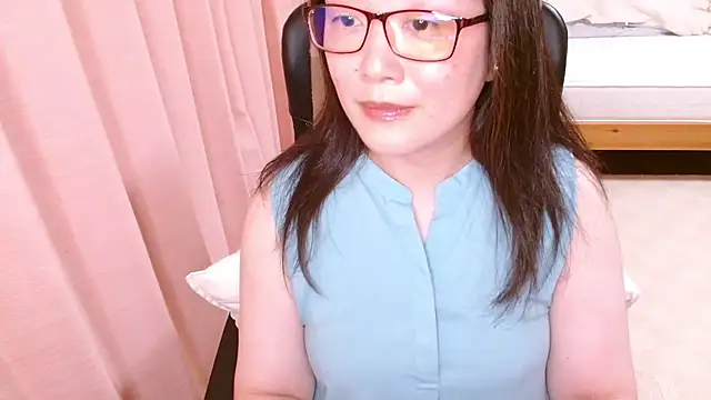 Snapshot of LENA-xo chatting on 07-10-26, 03:25 LENA-xo online show from 07-10-26, 03:25