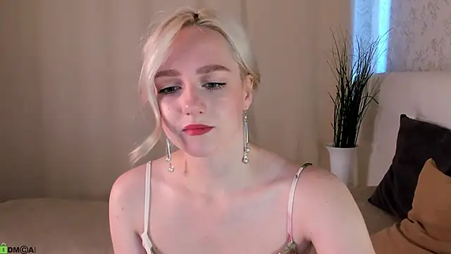 Snapshot of Chloe-Deccer chatting on 06-29-26, 01:12 Chloe-Deccer online show from 06-29-26, 01:12