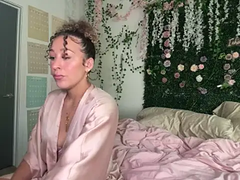 Snapshot of LyraCovee chatting on 06-07-26, 02:37 LyraCovee online show from 06-07-26, 02:37