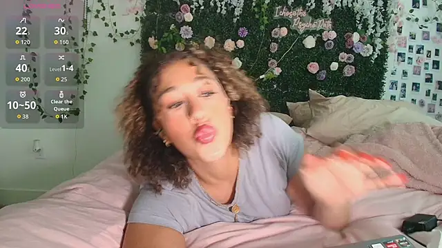 Snapshot of LyraCovee chatting on 06-25-26, 12:43 LyraCovee online show from 06-25-26, 12:43