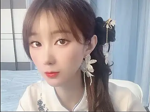 Vivi2222vivi online show from 06-11-26, 02:22