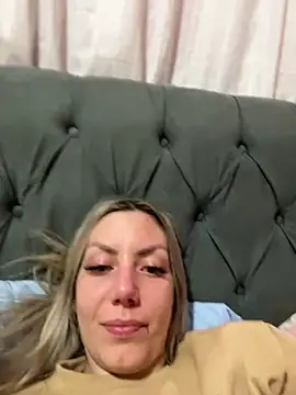 Snapshot of Alana_sc chatting on 06-17-26, 01:19 Alana sc online show from 06-17-26, 01:19