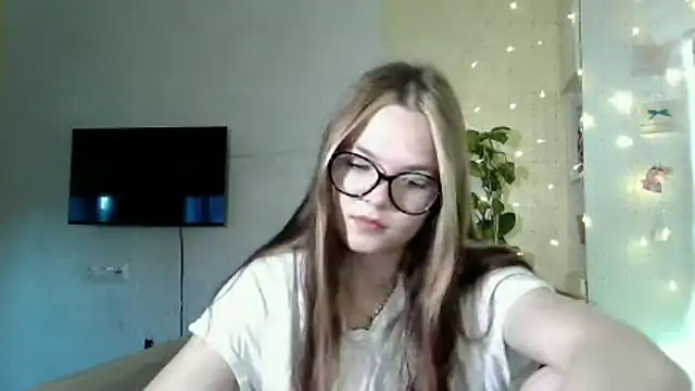 AvrilGillig online show from 06-18-26, 01:04