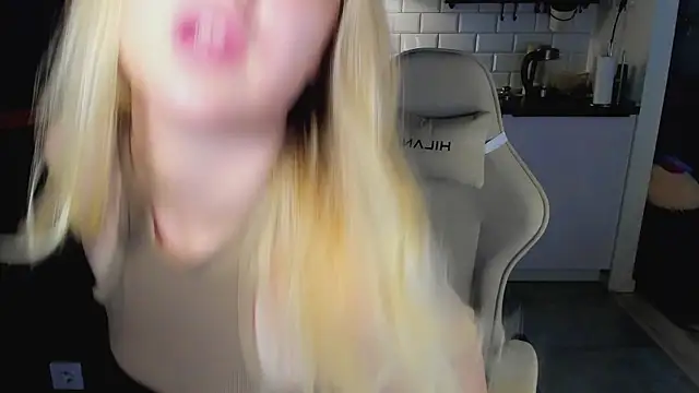 Snapshot of blonde_kellyy chatting on 06-25-26, 11:04 blonde kellyy online show from 06-25-26, 11:04