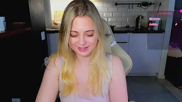 Snapshot of blonde_kellyy chatting on 06-26-26, 07:35 blonde kellyy online show from 06-26-26, 07:35