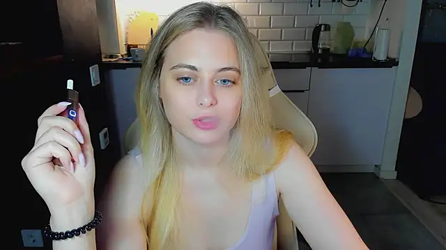 Snapshot of blonde_kellyy chatting on 07-14-26, 02:05 blonde kellyy online show from 07-14-26, 02:05