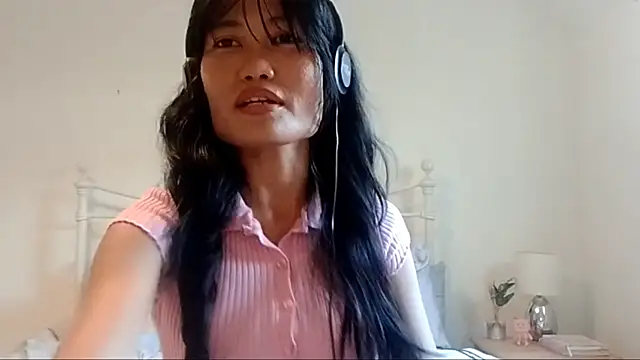 Snapshot of MichelEdland chatting on 06-17-26, 01:45 MichelEdland online show from 06-17-26, 01:45