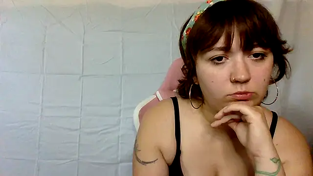 Snapshot of lilylovegood04 chatting on 06-09-26, 04:07 lilylovegood04 online show from 06-09-26, 04:07