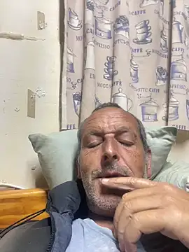 Snapshot of GeldenKuy chatting on 06-23-26, 04:27 GeldenKuy online show from 06-23-26, 04:27